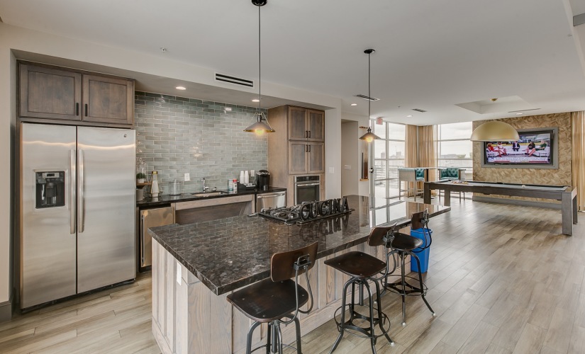 Lounge & Kitchen Area